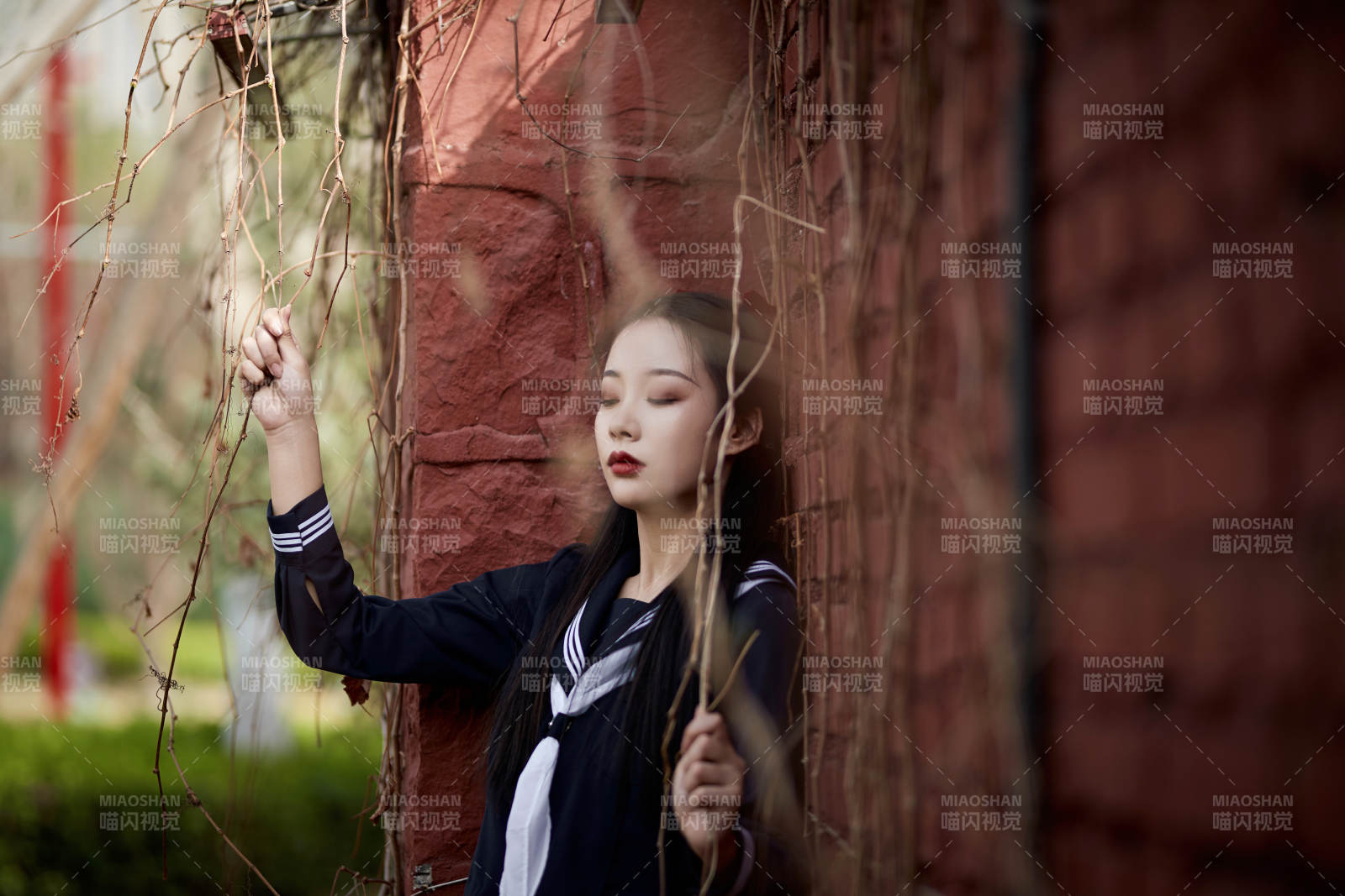 日系户外公园穿jk校服的少女图片