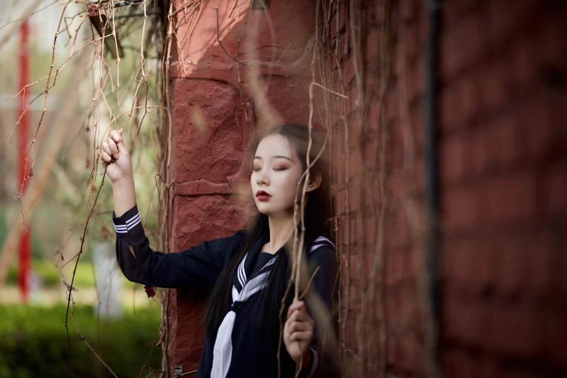 日系户外公园穿jk校服的少女图片