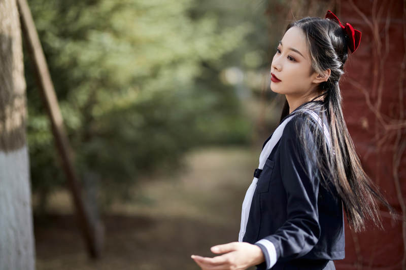 日系户外公园穿jk校服的少女图片