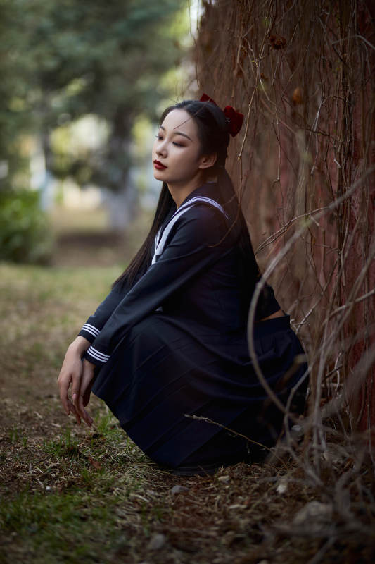 日系户外公园穿jk校服的少女图片