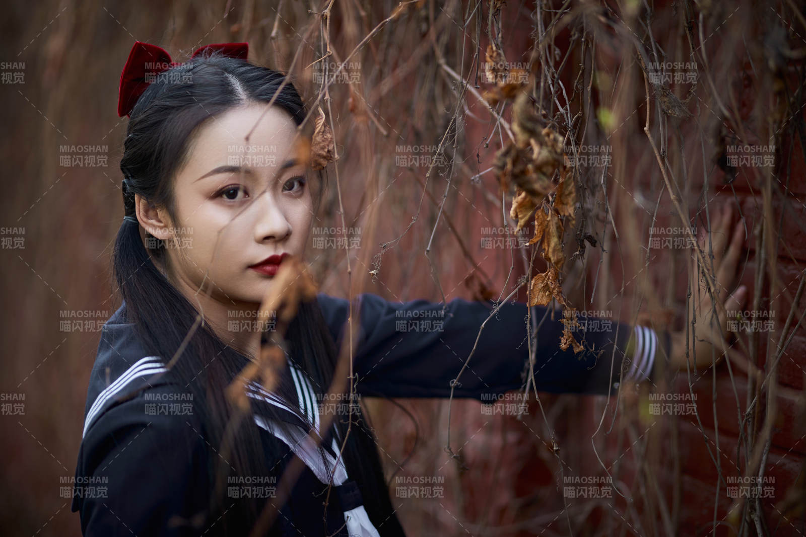 日系户外公园穿jk校服的少女图片