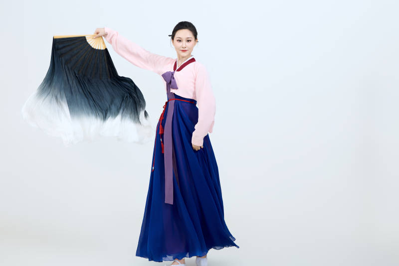 表演中国延边朝鲜族传统舞的美丽舞者图片