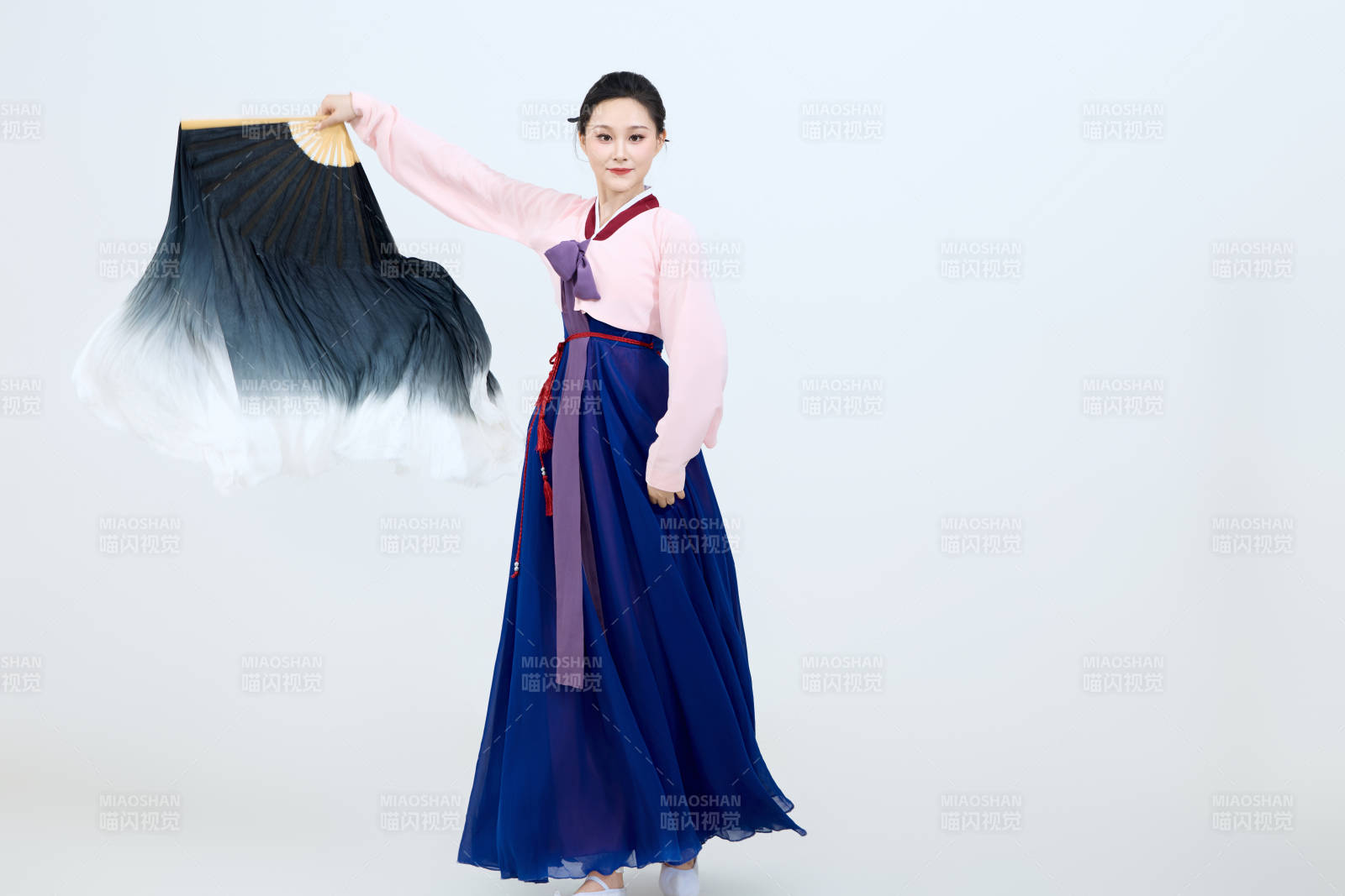 表演中国延边朝鲜族传统舞的美丽舞者图片