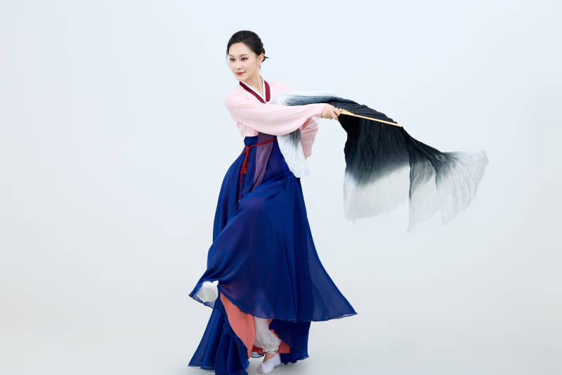 表演中国延边朝鲜族传统舞的美丽舞者图片