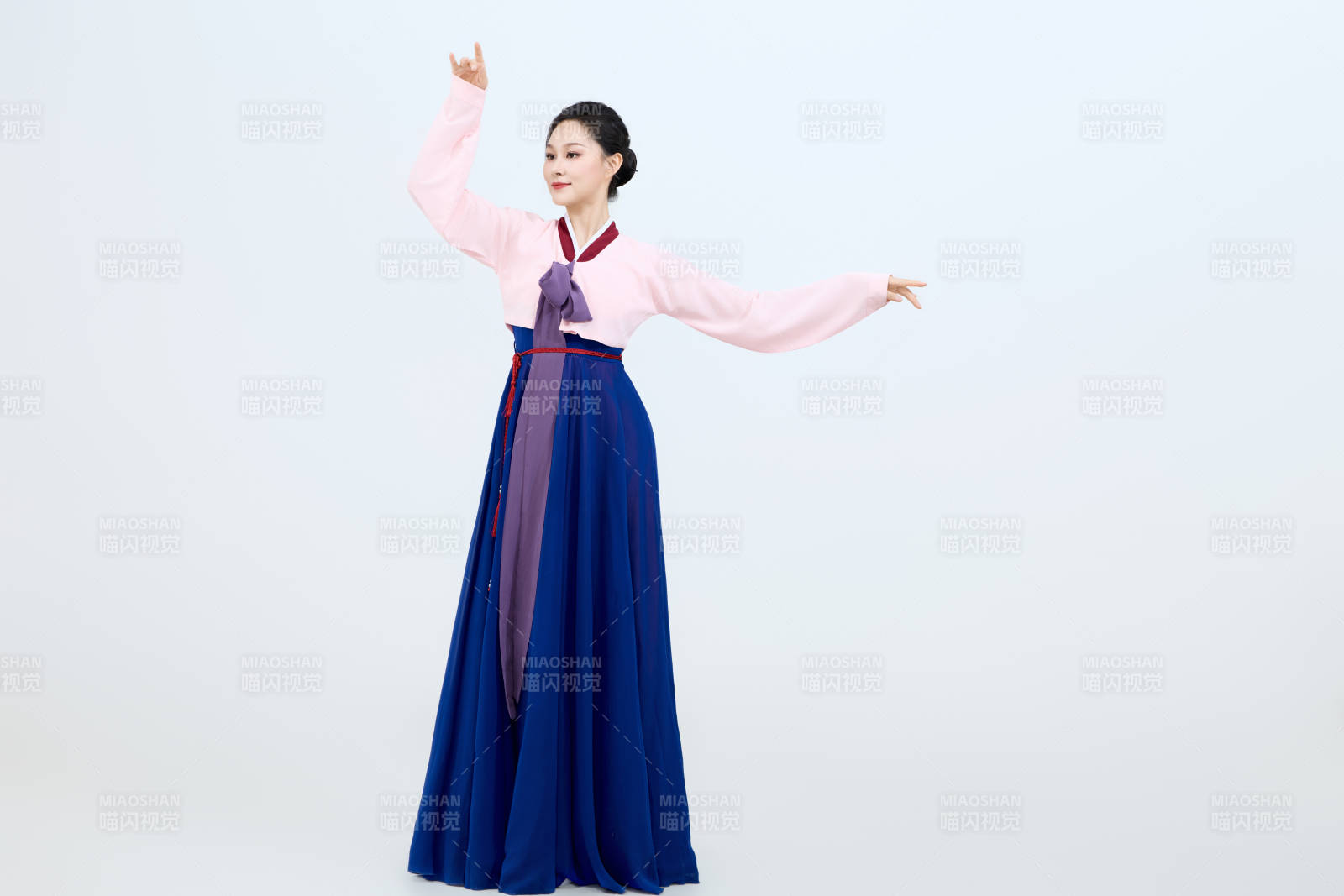 表演中国延边朝鲜族传统舞的美丽舞者图片