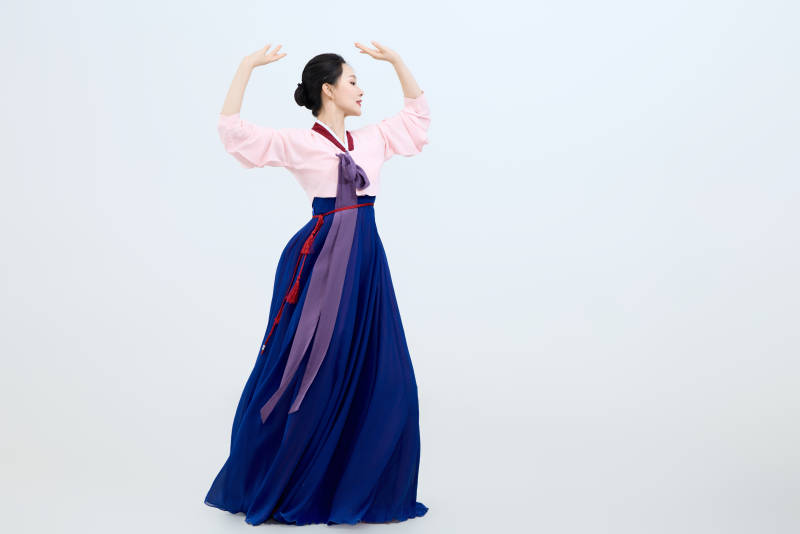 表演中国延边朝鲜族传统舞的美丽舞者图片