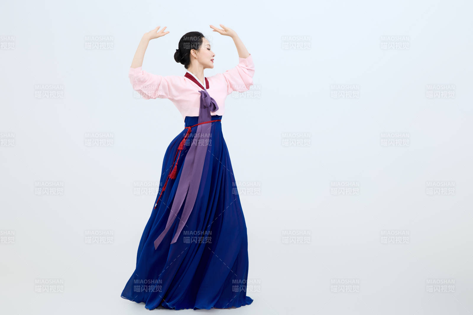 表演中国延边朝鲜族传统舞的美丽舞者图片