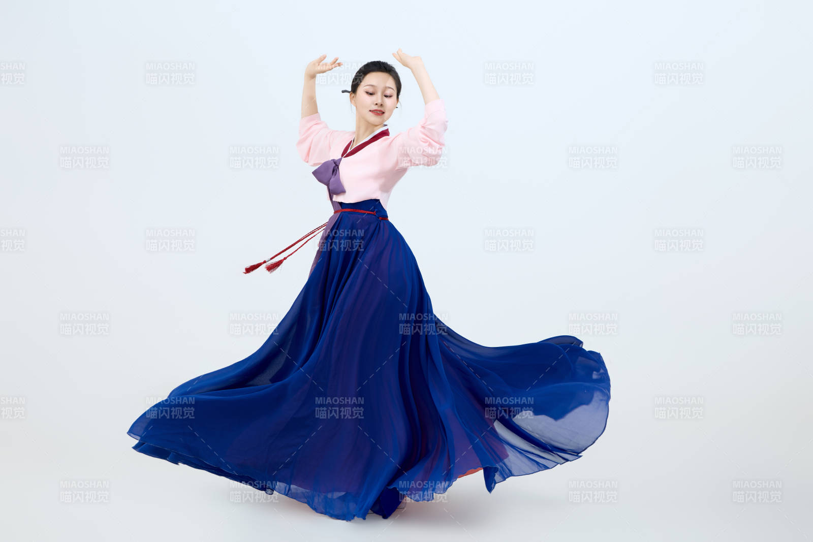 表演中国延边朝鲜族传统舞的美丽舞者图片