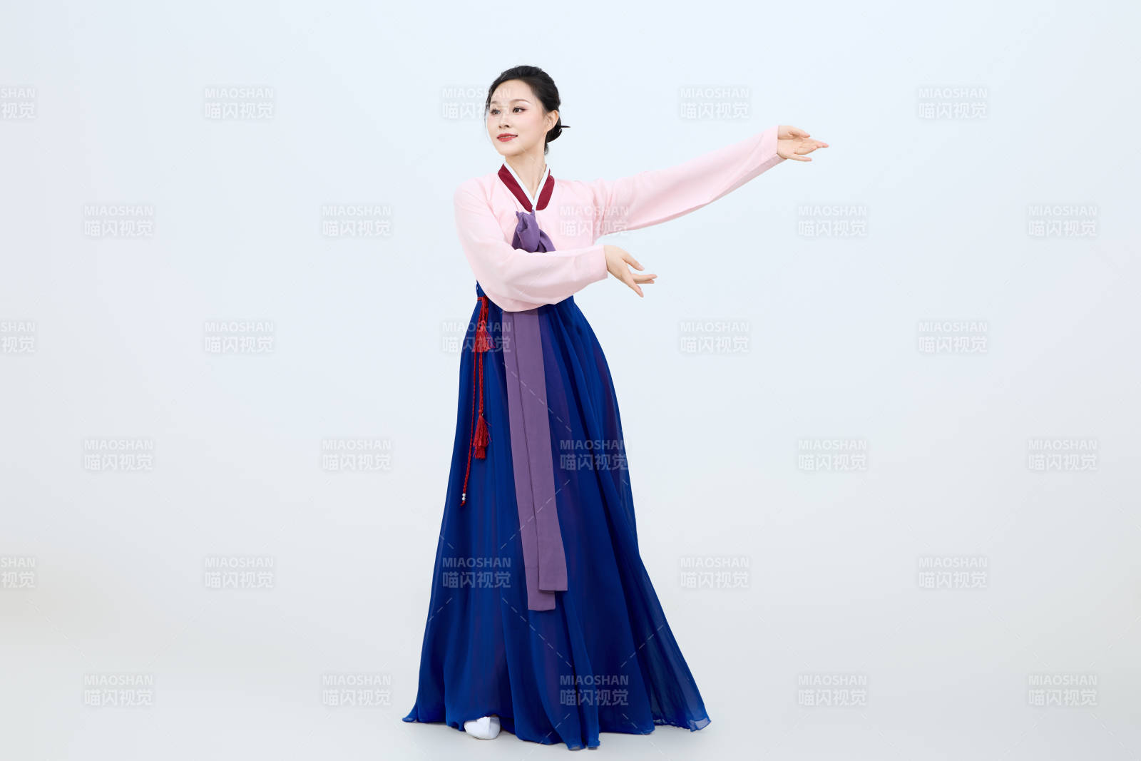 表演中国延边朝鲜族传统舞的美丽舞者图片