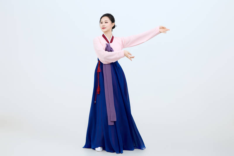 表演中国延边朝鲜族传统舞的美丽舞者图片