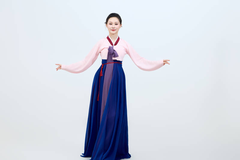 表演中国延边朝鲜族传统舞的美丽舞者图片