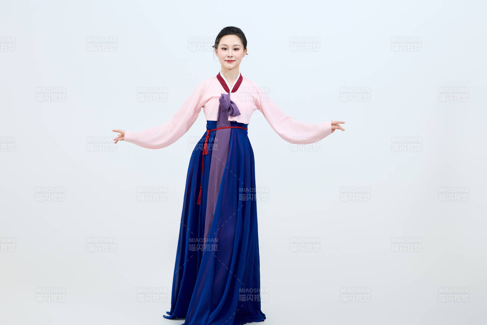 表演中国延边朝鲜族传统舞的美丽舞者图片