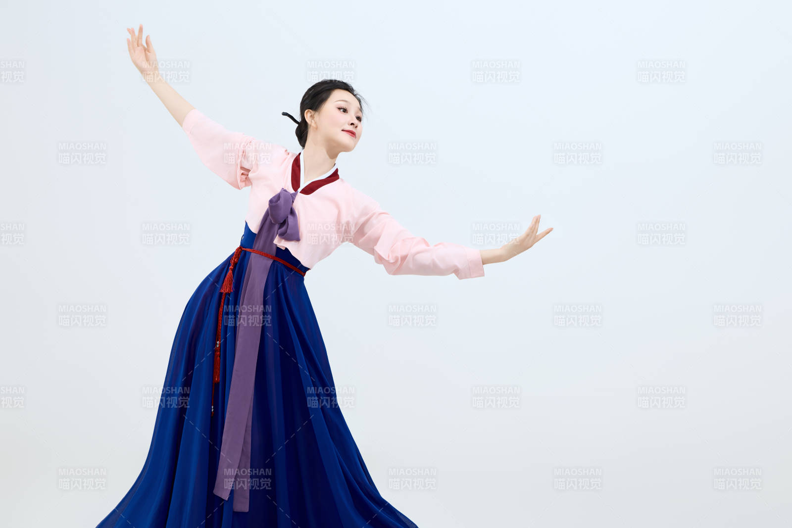 表演中国延边朝鲜族传统舞的美丽舞者图片