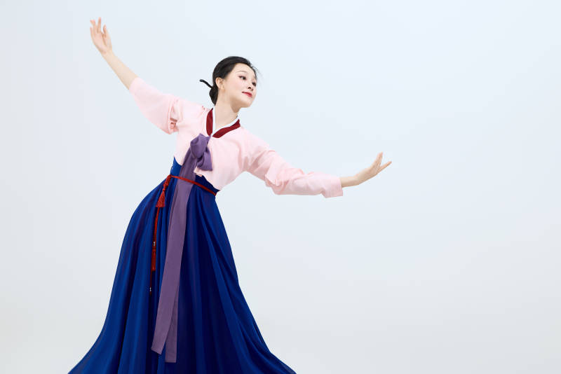 表演中国延边朝鲜族传统舞的美丽舞者图片