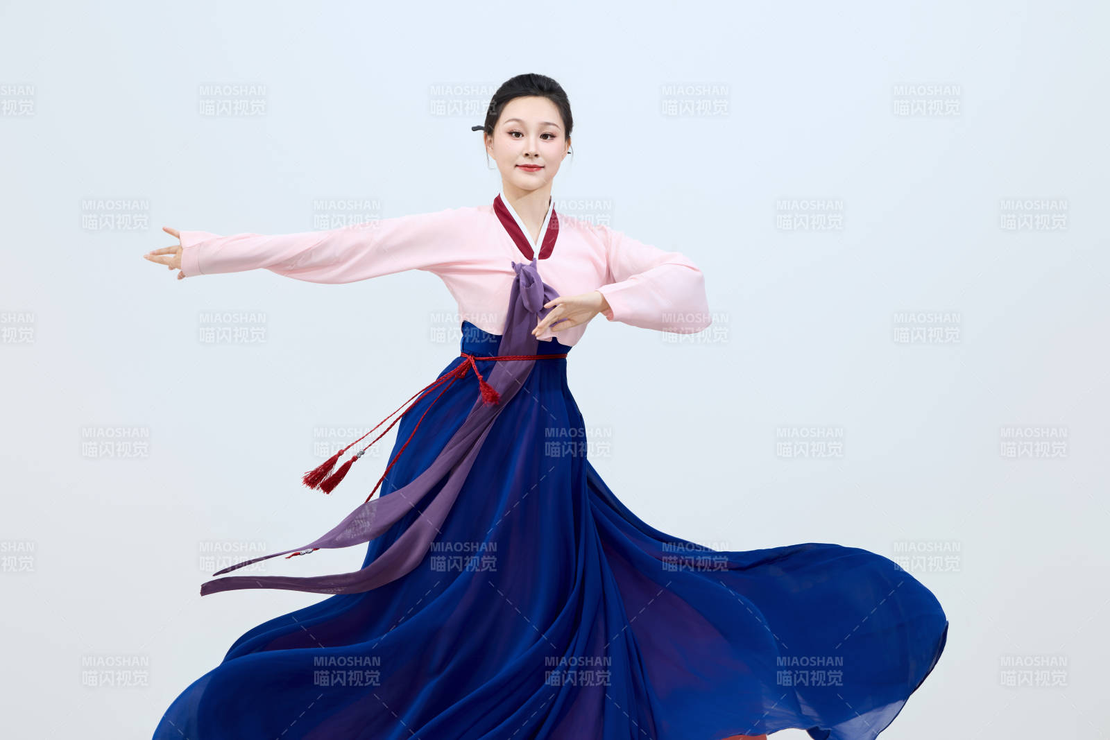 表演中国延边朝鲜族传统舞的美丽舞者图片