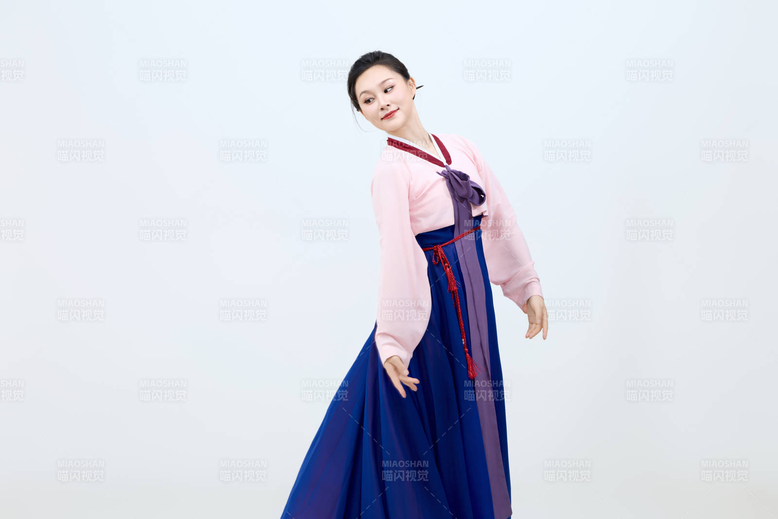 表演中国延边朝鲜族传统舞的美丽舞者图片