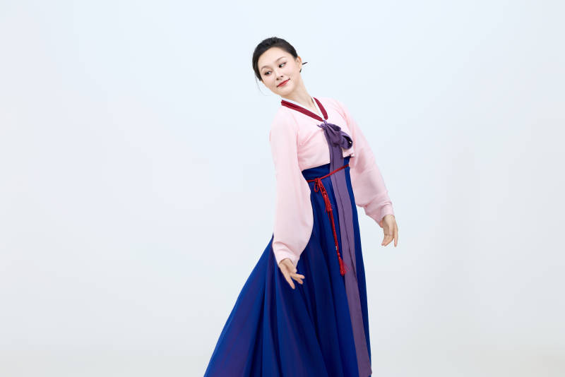 表演中国延边朝鲜族传统舞的美丽舞者图片