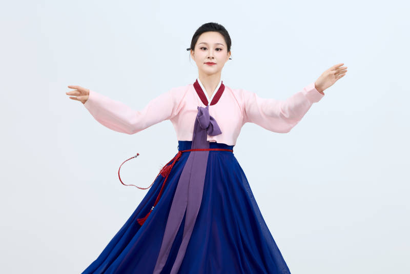 表演中国延边朝鲜族传统舞的美丽舞者图片