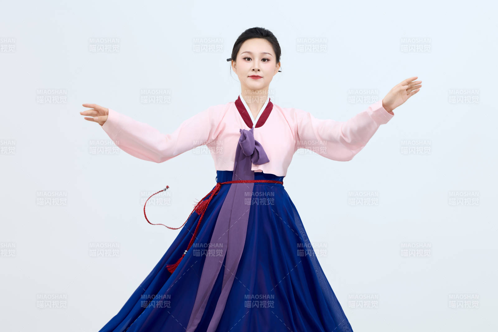 表演中国延边朝鲜族传统舞的美丽舞者图片