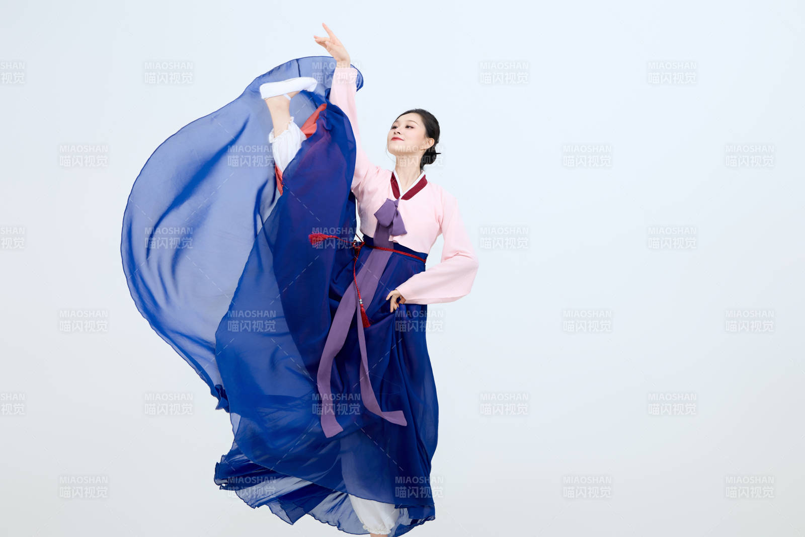 表演中国延边朝鲜族传统舞的美丽舞者图片