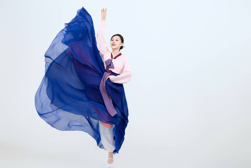 表演中国延边朝鲜族传统舞的美丽舞者图片