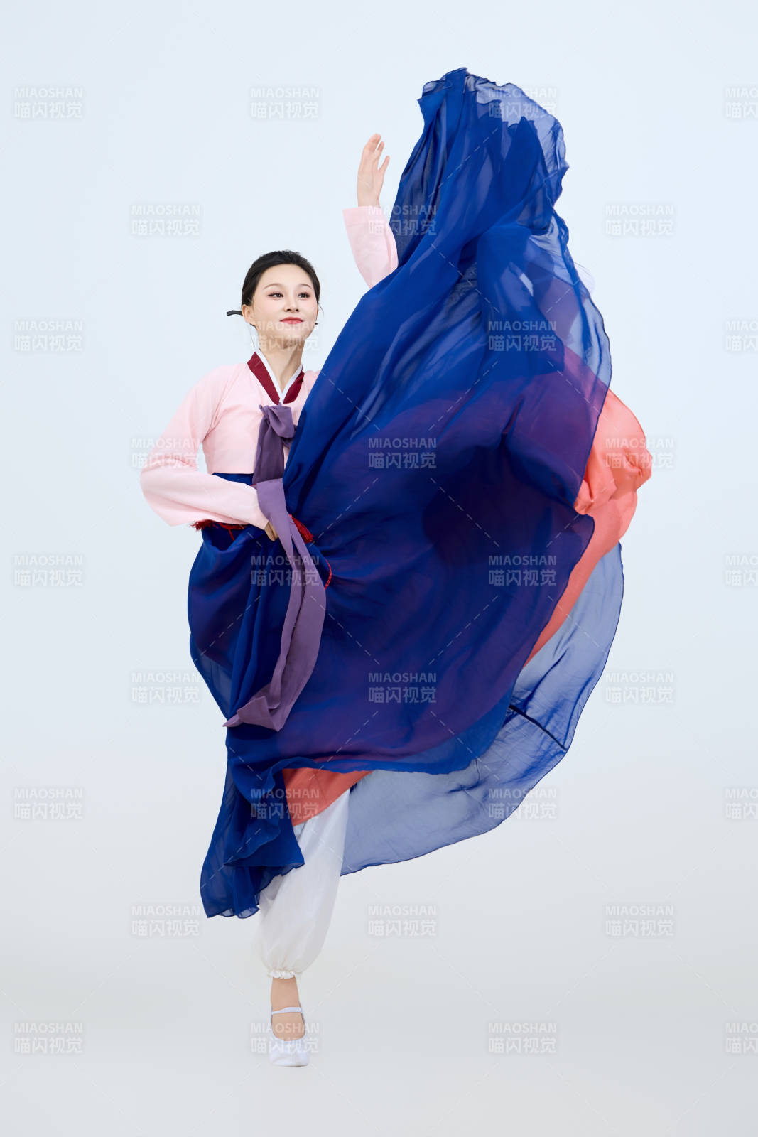 表演中国延边朝鲜族传统舞的美丽舞者图片