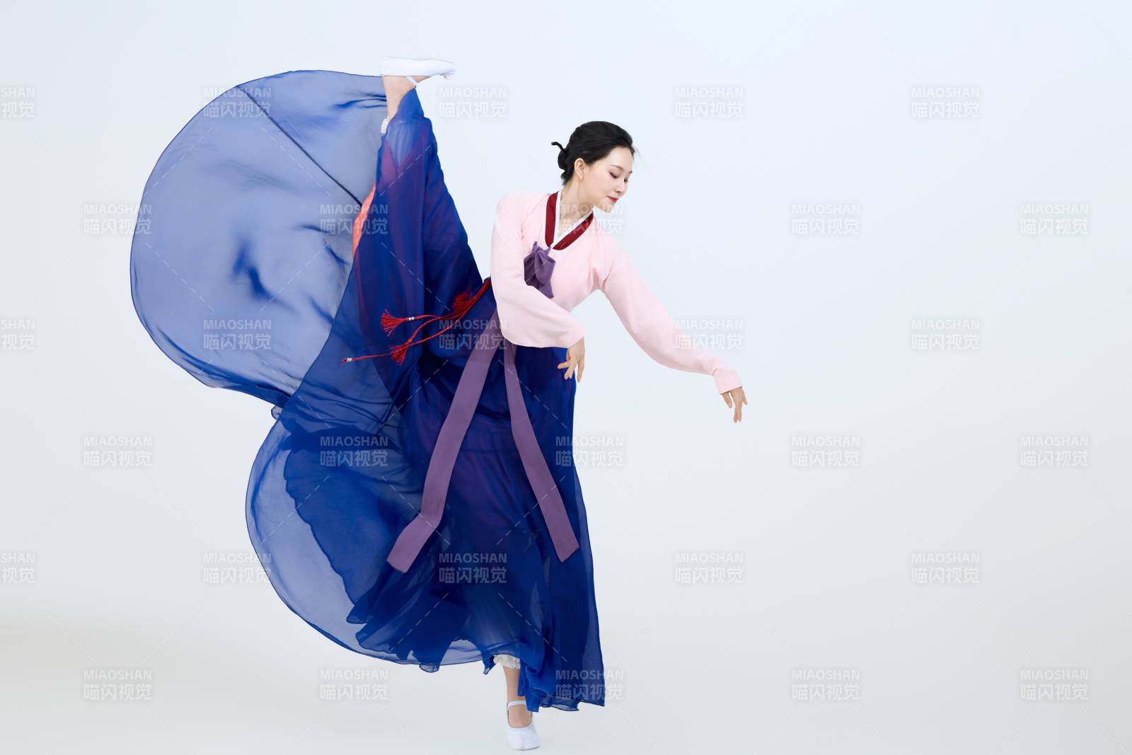 表演中国延边朝鲜族传统舞的美丽舞者图片