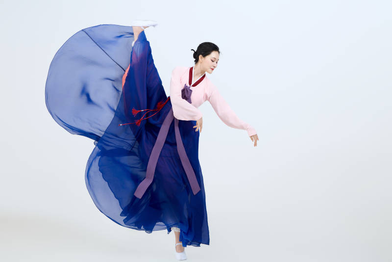 表演中国延边朝鲜族传统舞的美丽舞者图片