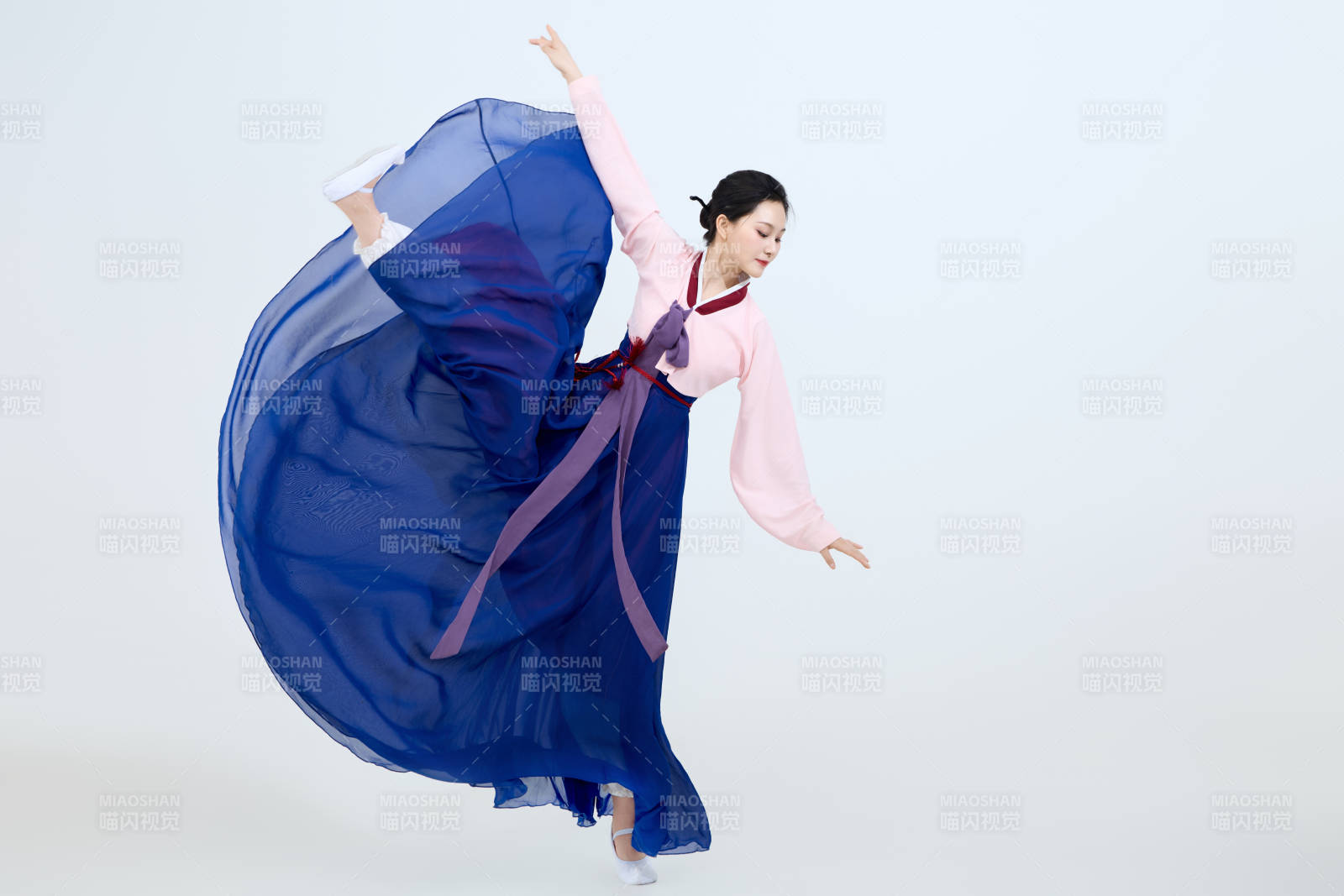 表演中国延边朝鲜族传统舞的美丽舞者图片