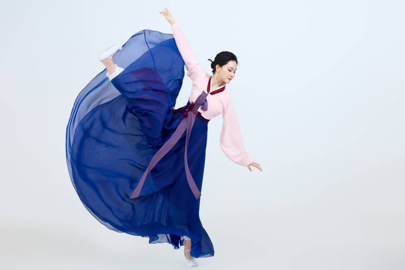 表演中国延边朝鲜族传统舞的美丽舞者图片