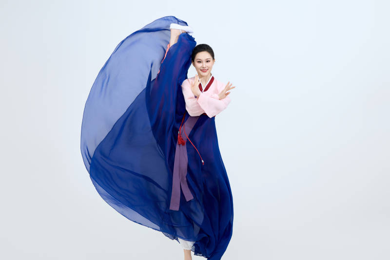 表演中国延边朝鲜族传统舞的美丽舞者图片