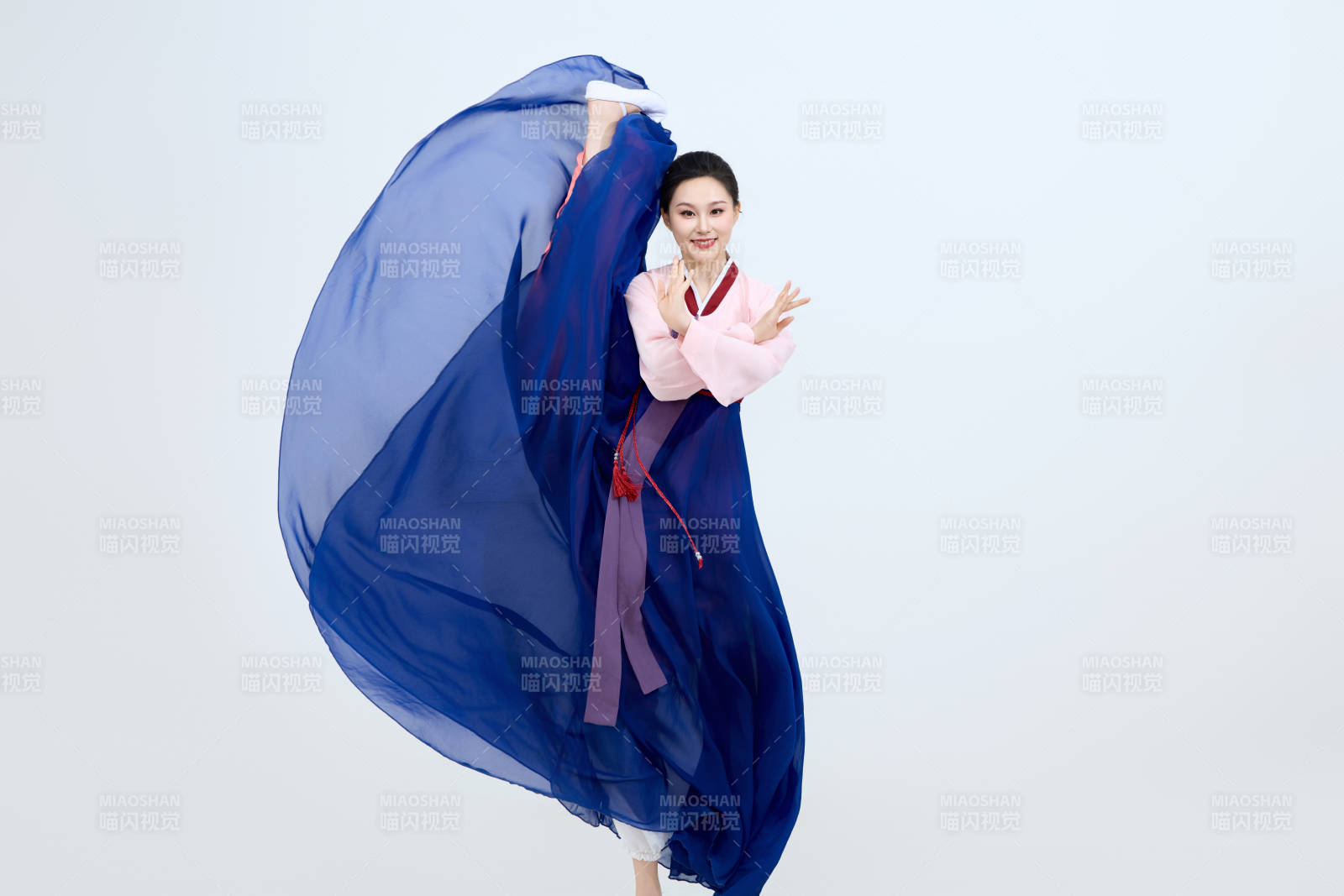 表演中国延边朝鲜族传统舞的美丽舞者图片