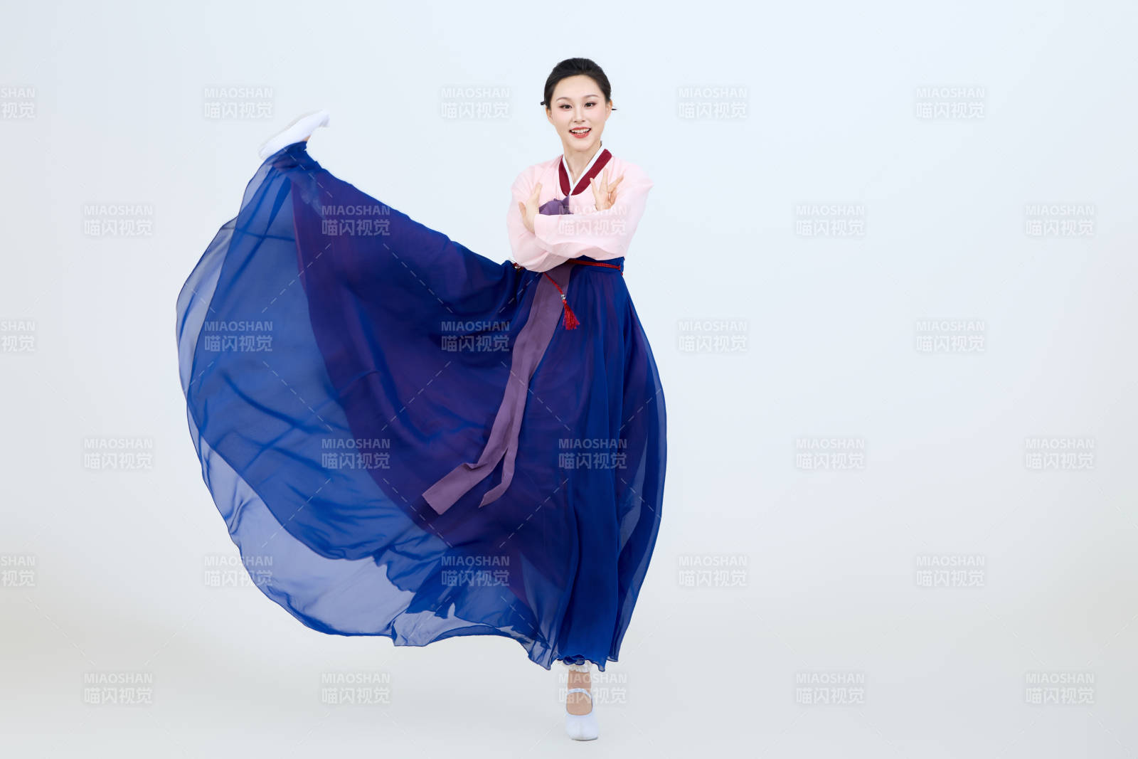 表演中国延边朝鲜族传统舞的美丽舞者图片