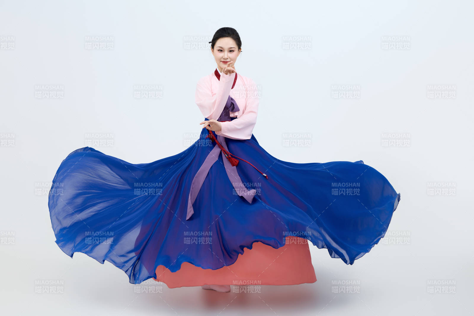 表演中国延边朝鲜族传统舞的美丽舞者图片