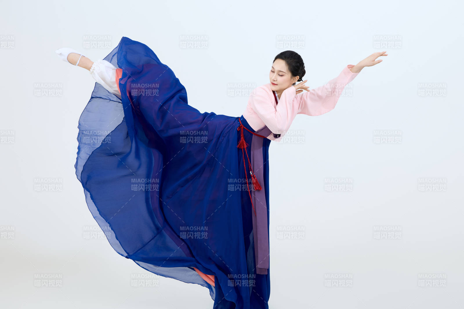 表演中国延边朝鲜族传统舞的美丽舞者图片