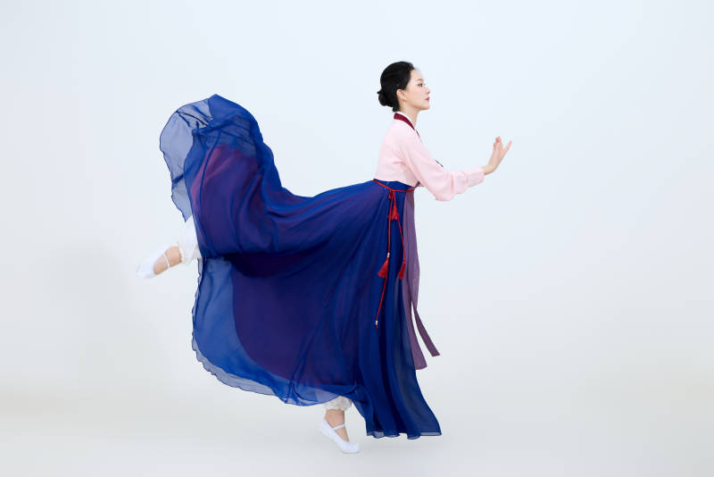 表演中国延边朝鲜族传统舞的美丽舞者图片