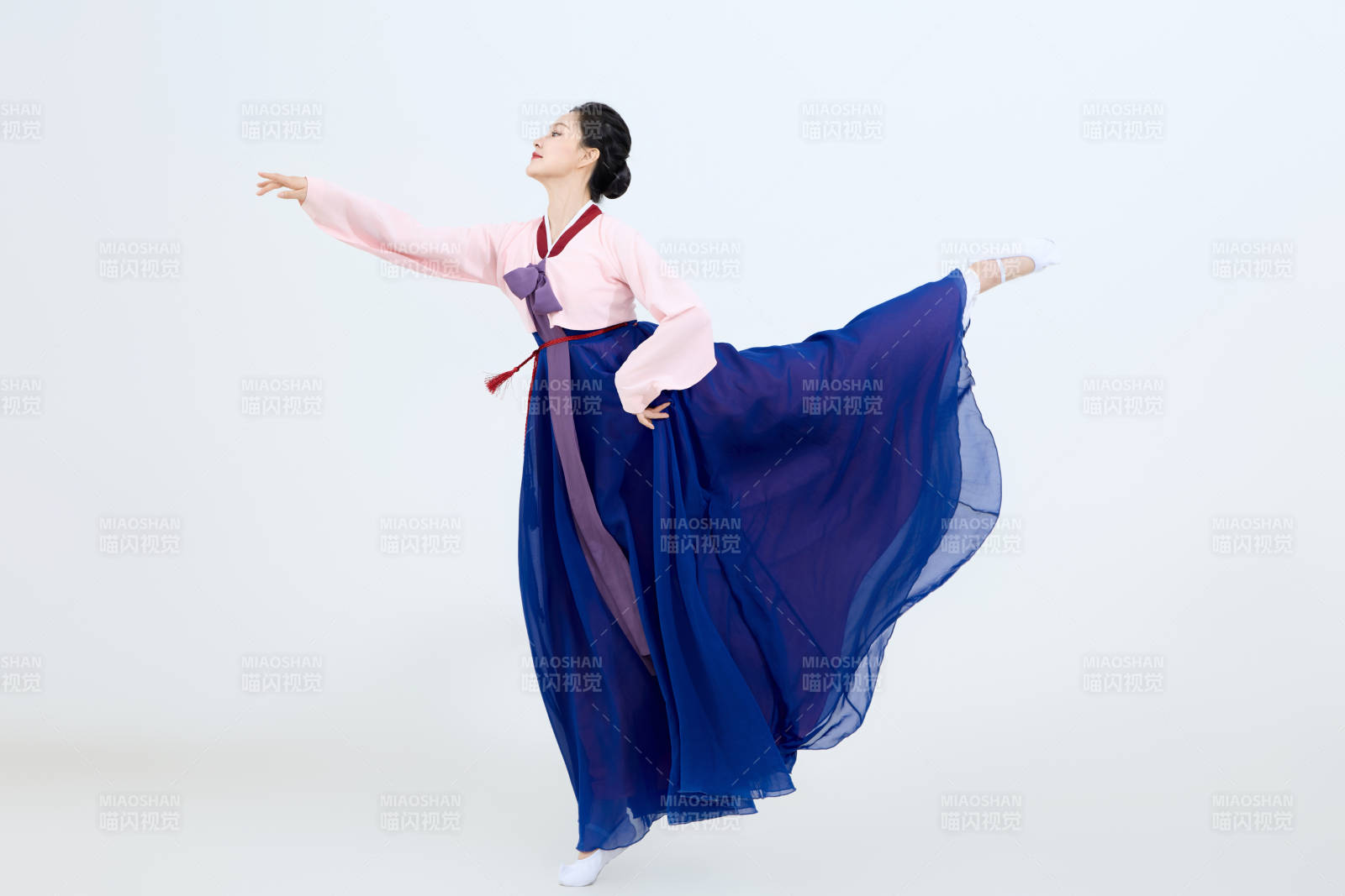 表演中国延边朝鲜族传统舞的美丽舞者图片