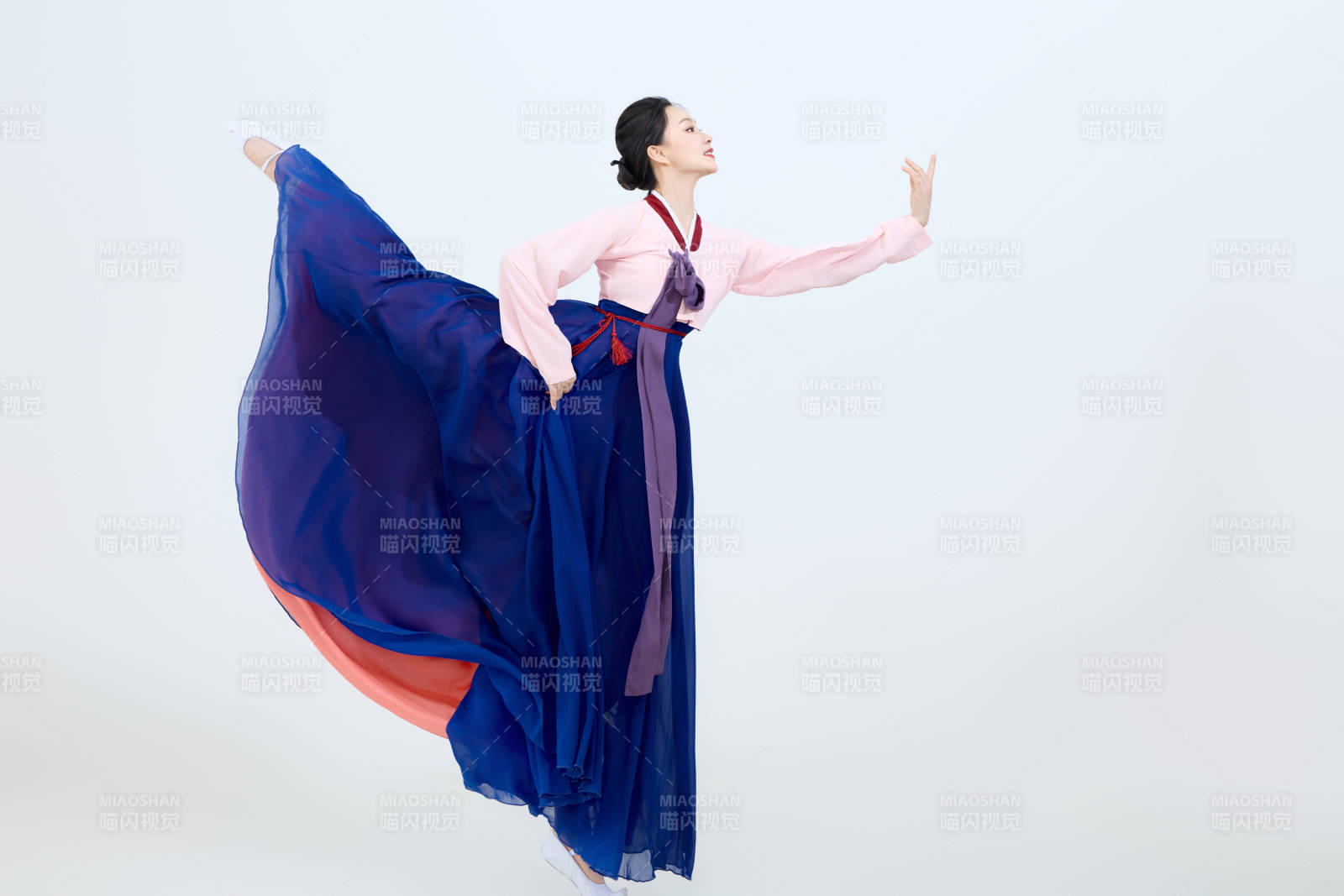 表演中国延边朝鲜族传统舞的美丽舞者图片