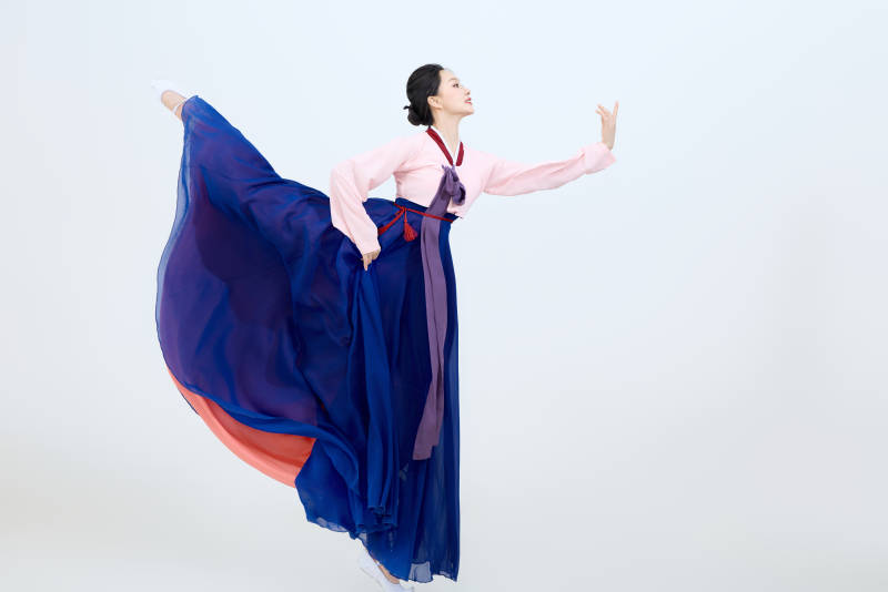 表演中国延边朝鲜族传统舞的美丽舞者图片