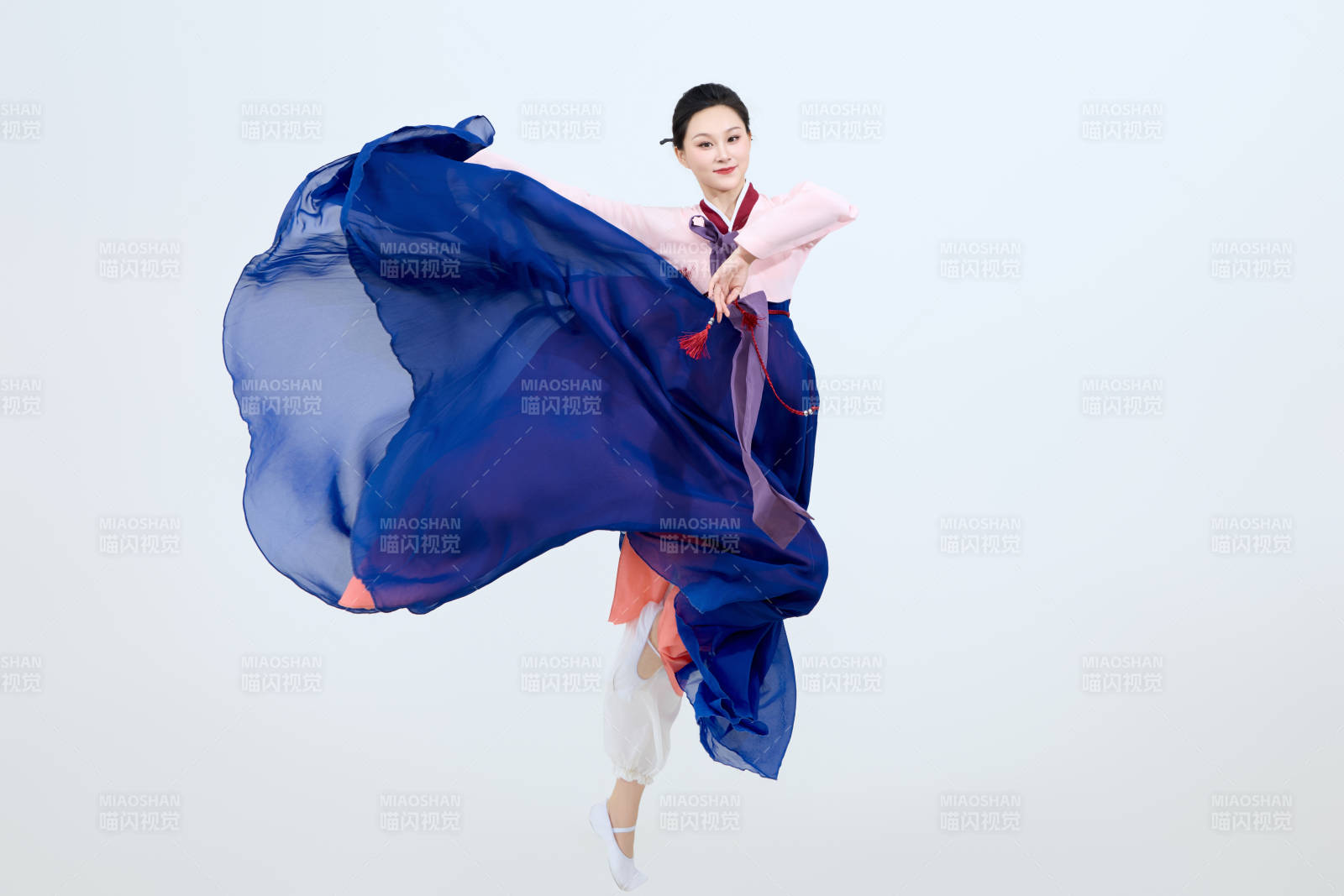 表演中国延边朝鲜族传统舞的美丽舞者图片