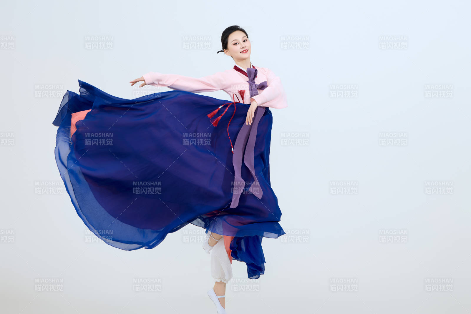 表演中国延边朝鲜族传统舞的美丽舞者图片