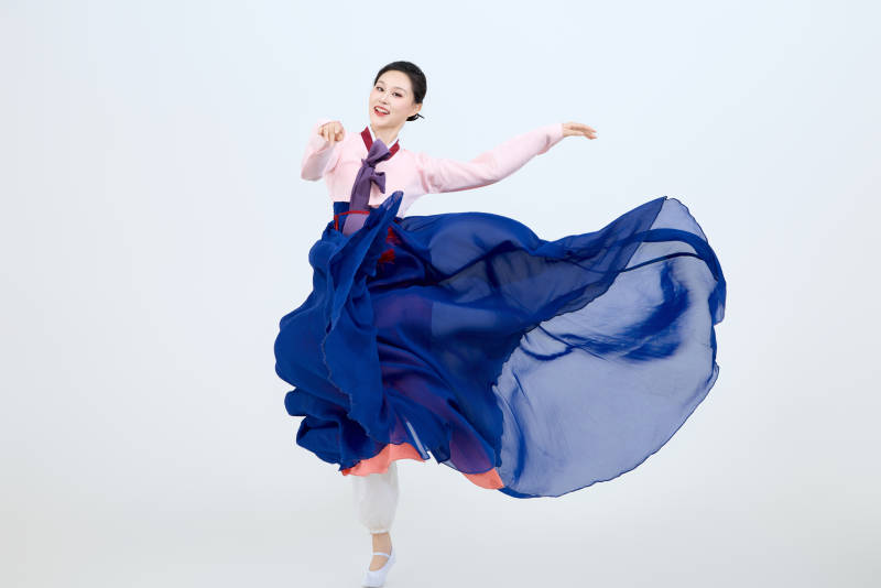 表演中国延边朝鲜族传统舞的美丽舞者图片