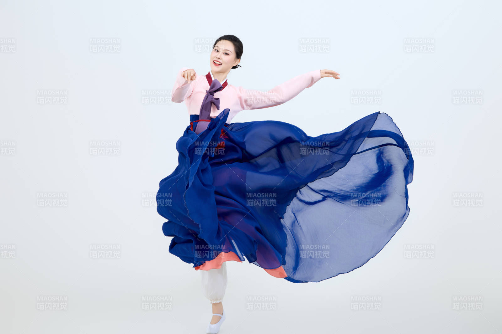 表演中国延边朝鲜族传统舞的美丽舞者图片