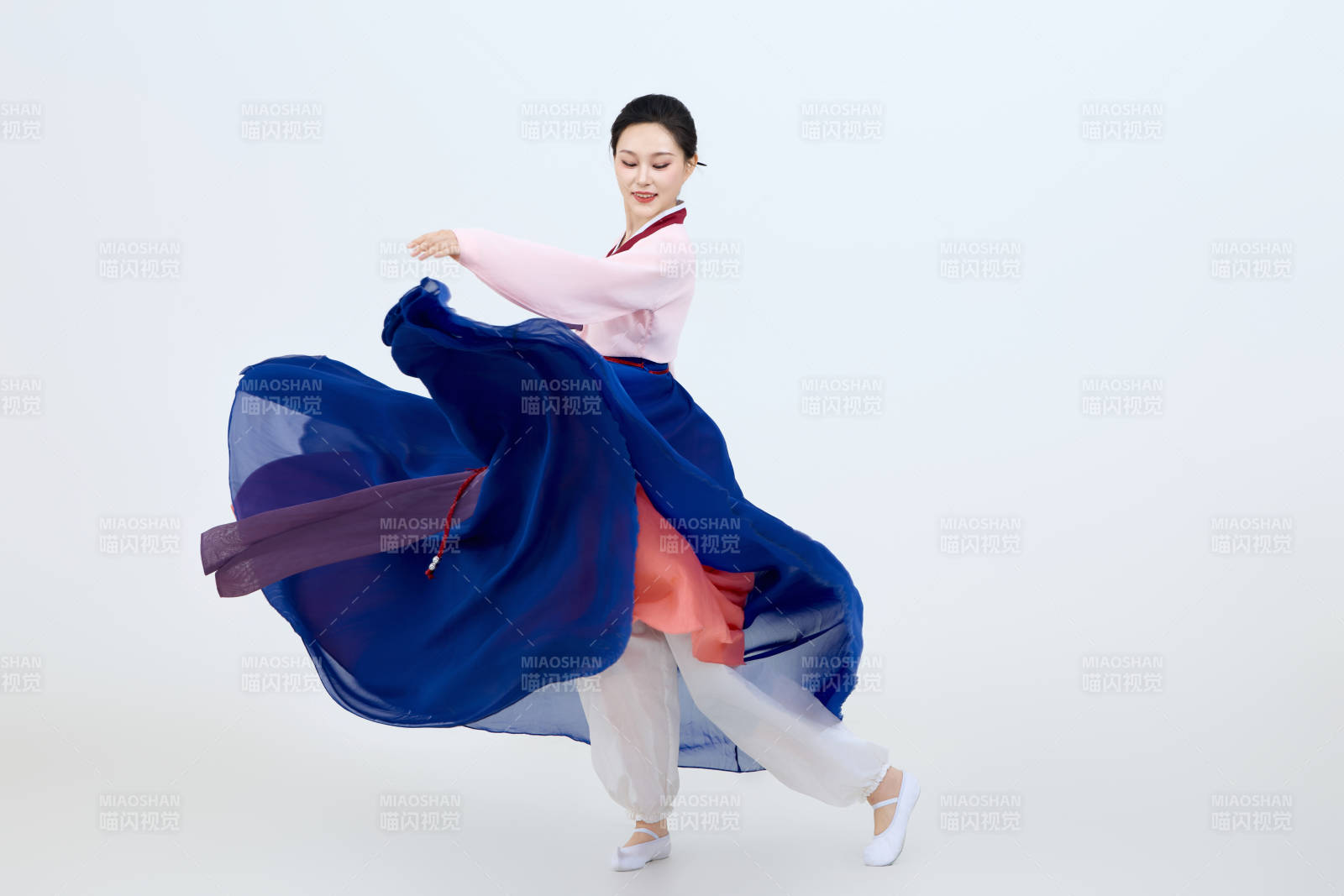 表演中国延边朝鲜族传统舞的美丽舞者图片