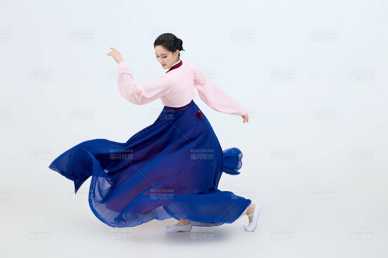 表演中国延边朝鲜族传统舞的美丽舞者图片