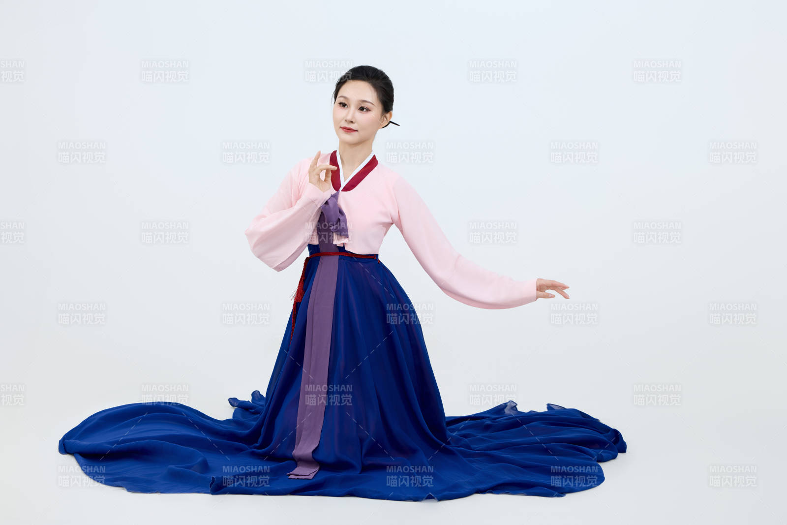 表演中国延边朝鲜族传统舞的美丽舞者图片