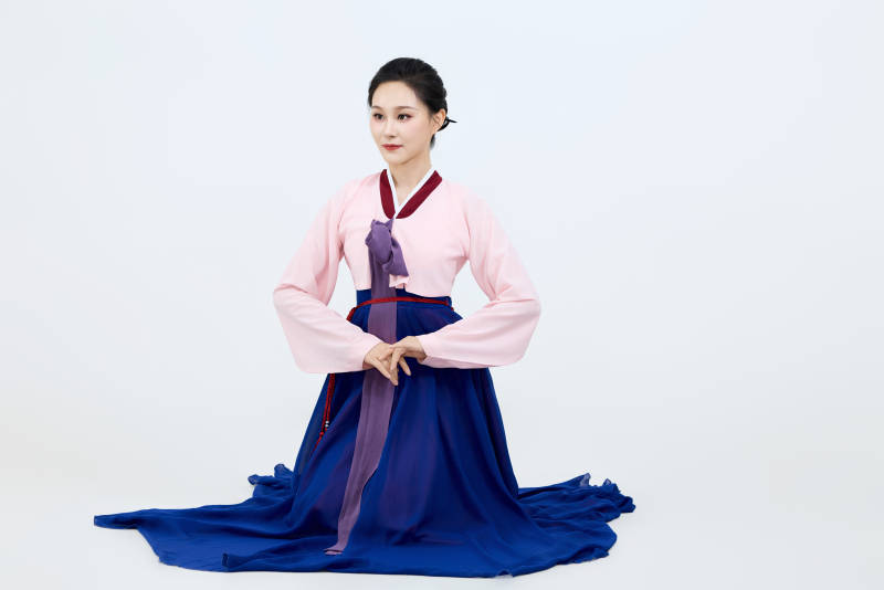 表演中国延边朝鲜族传统舞的美丽舞者图片