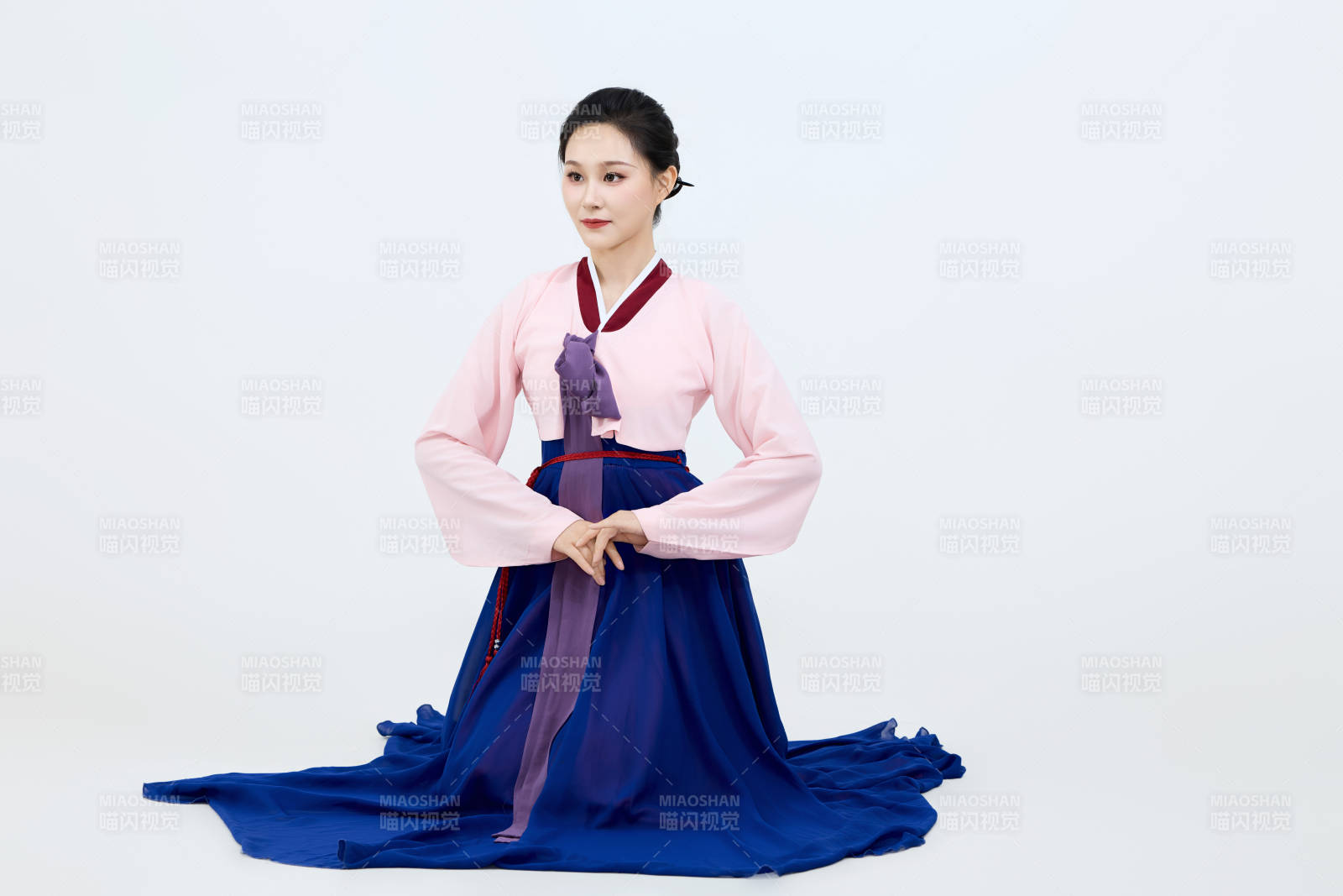 表演中国延边朝鲜族传统舞的美丽舞者图片