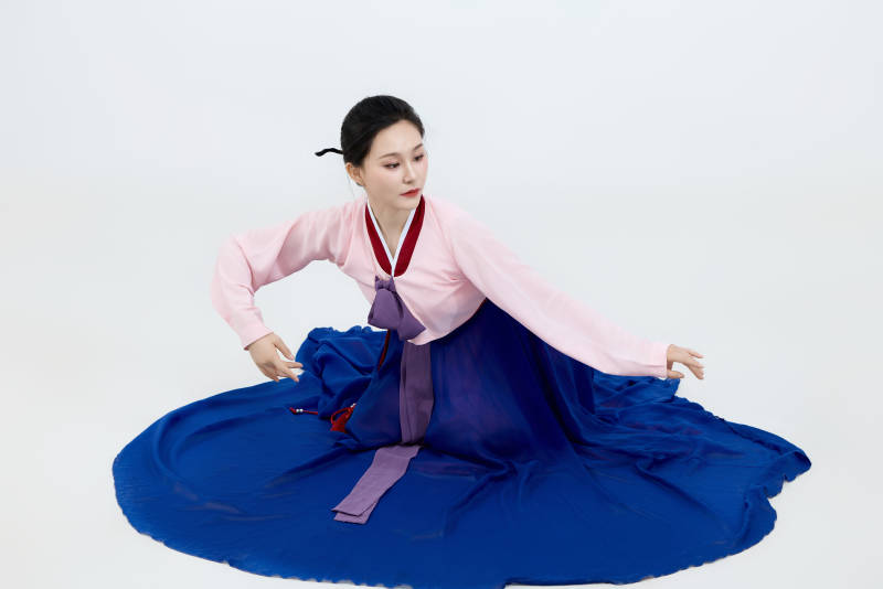 表演中国延边朝鲜族传统舞的美丽舞者图片