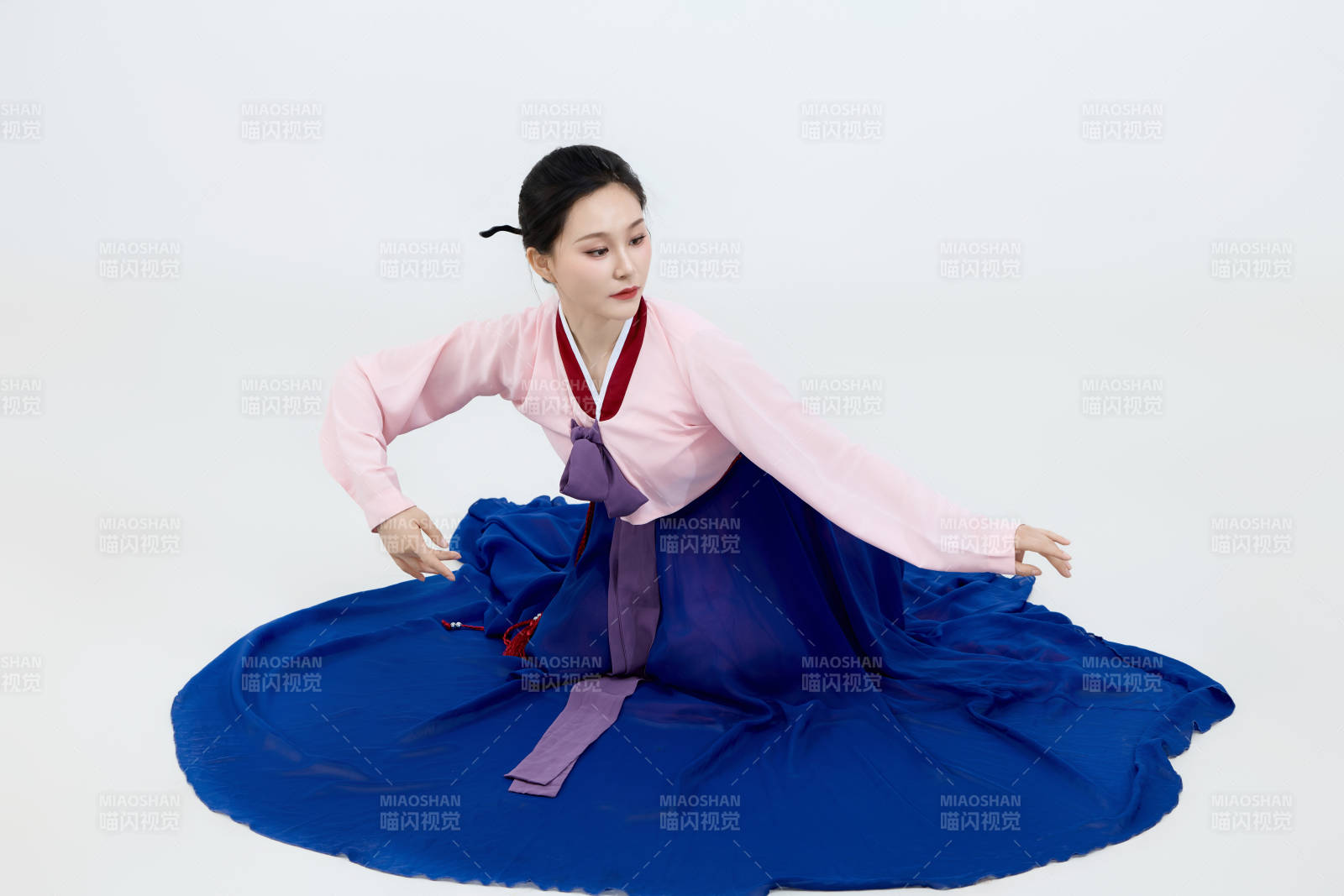 表演中国延边朝鲜族传统舞的美丽舞者图片